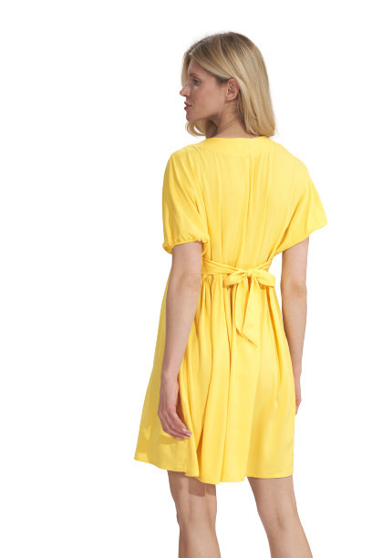 Sukienka Midi - Luźna Z Krótkim Rękawem - żółta